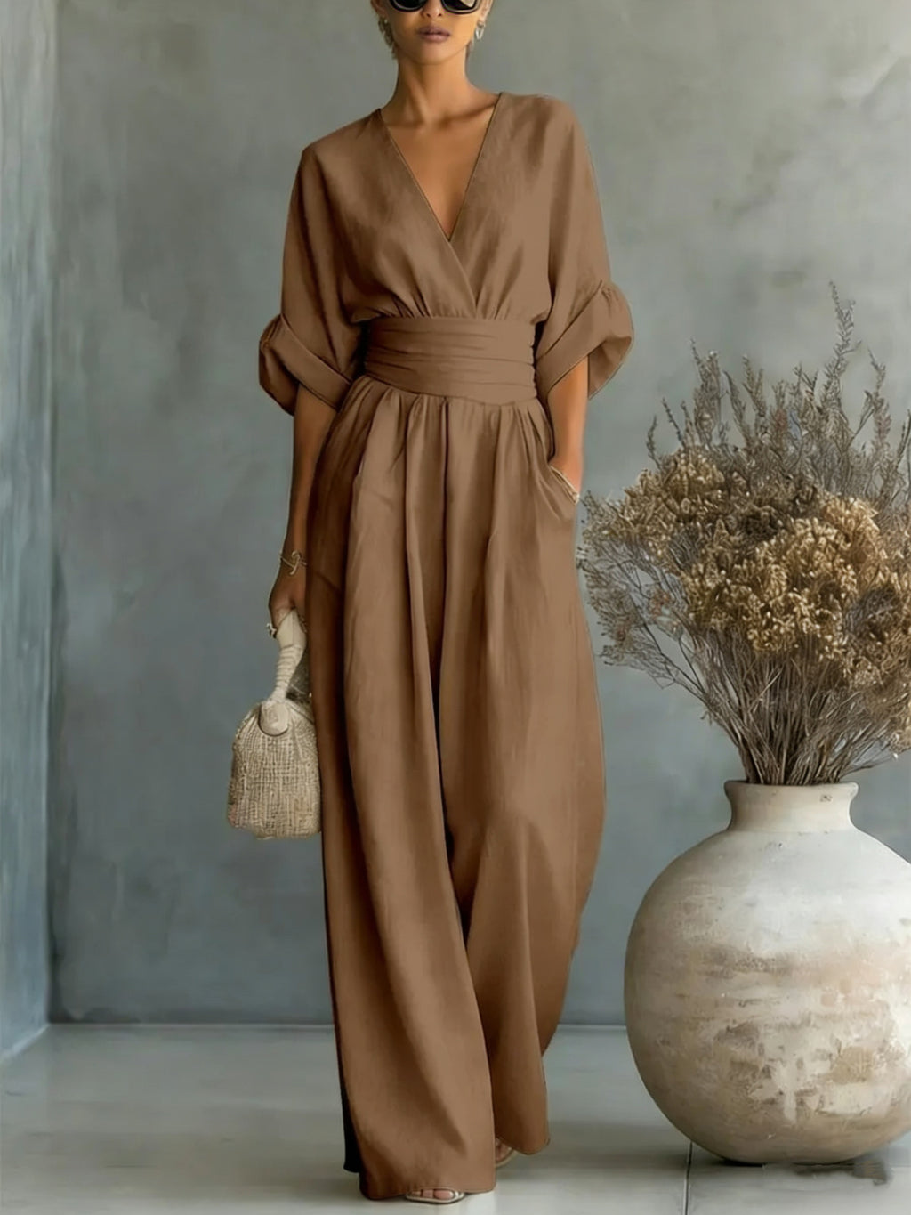 Elegante mono de mujer con cuello en V y cintura
