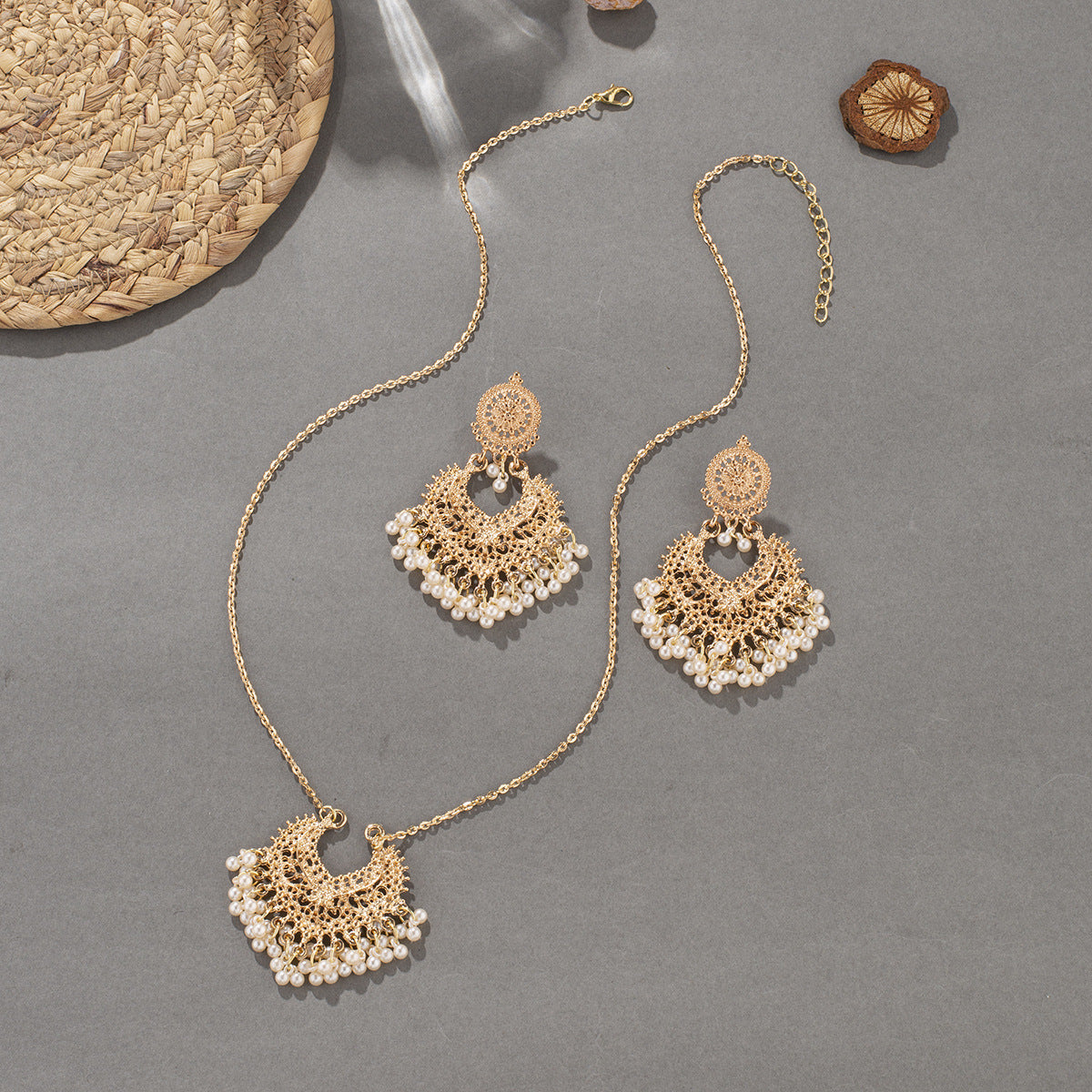 Conjunto de pendientes y collar retro bohemios con campanas