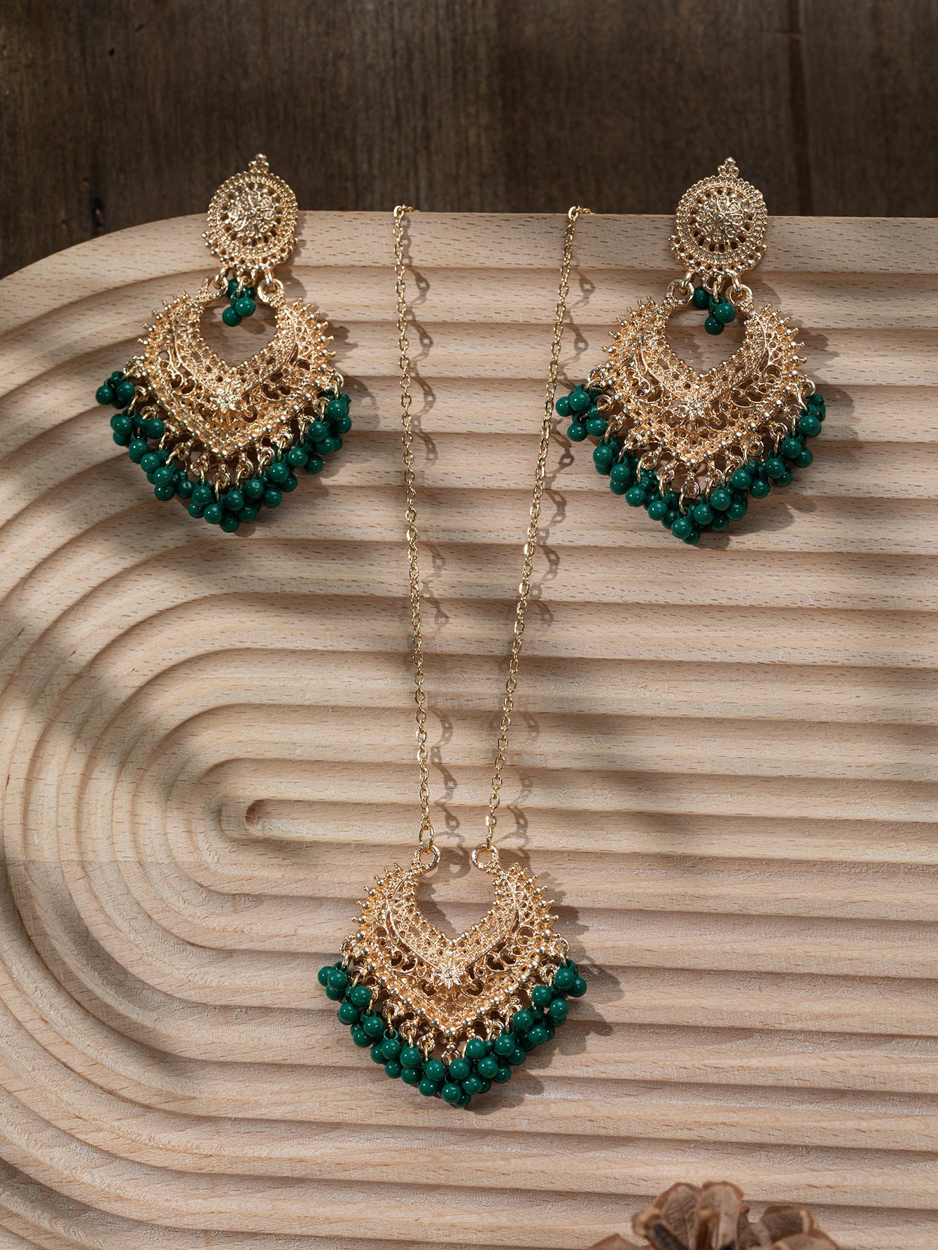 Conjunto de pendientes y collar retro bohemios con campanas
