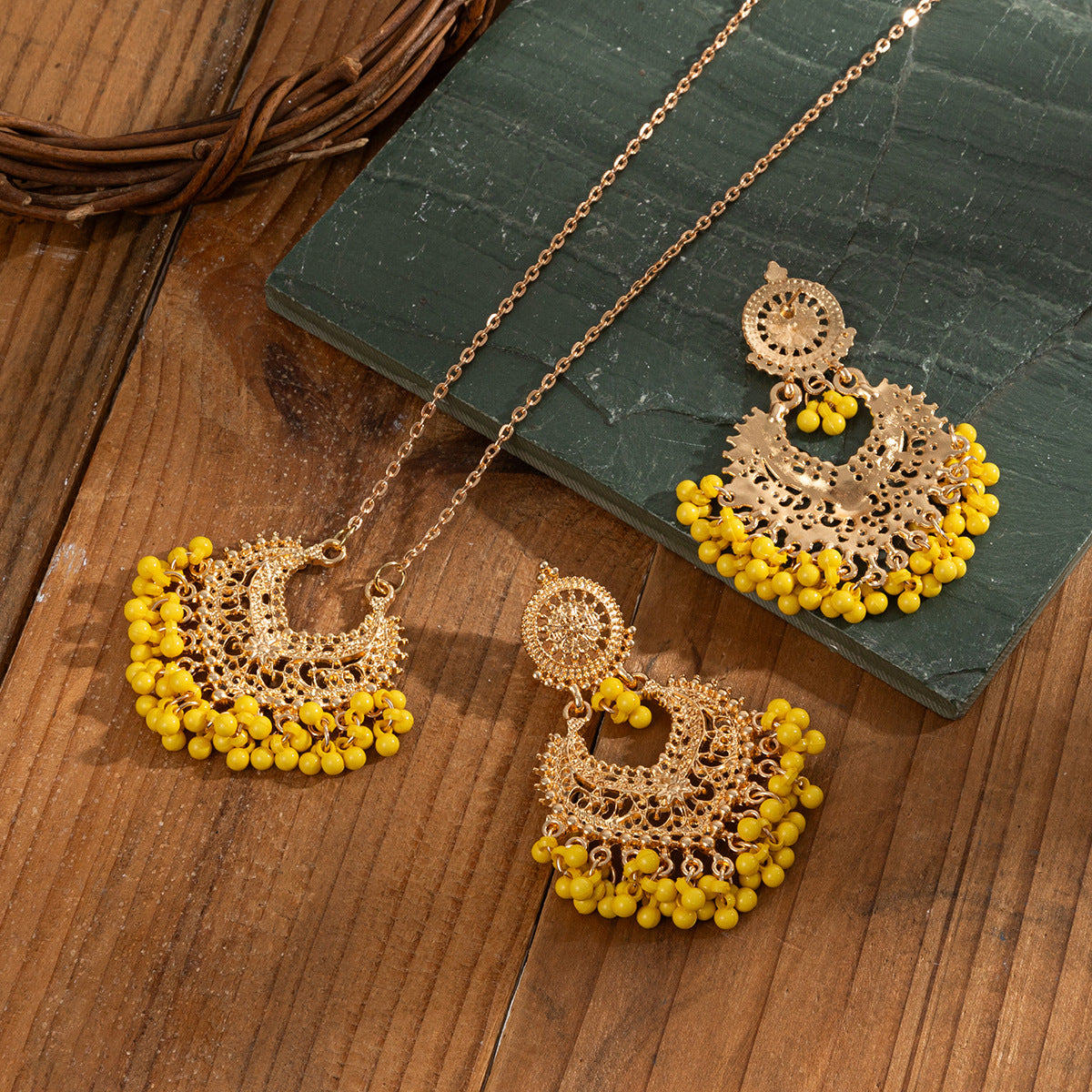 Conjunto de pendientes y collar retro bohemios con campanas