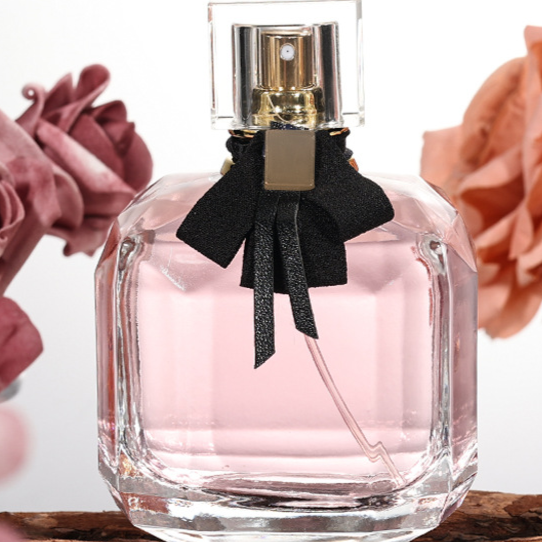 Spray de perfume con fragancia floral