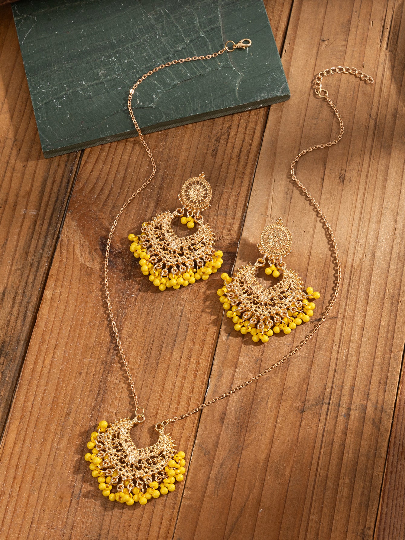 Conjunto de pendientes y collar retro bohemios con campanas