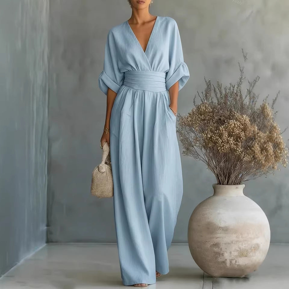 Elegante mono de mujer con cuello en V y cintura