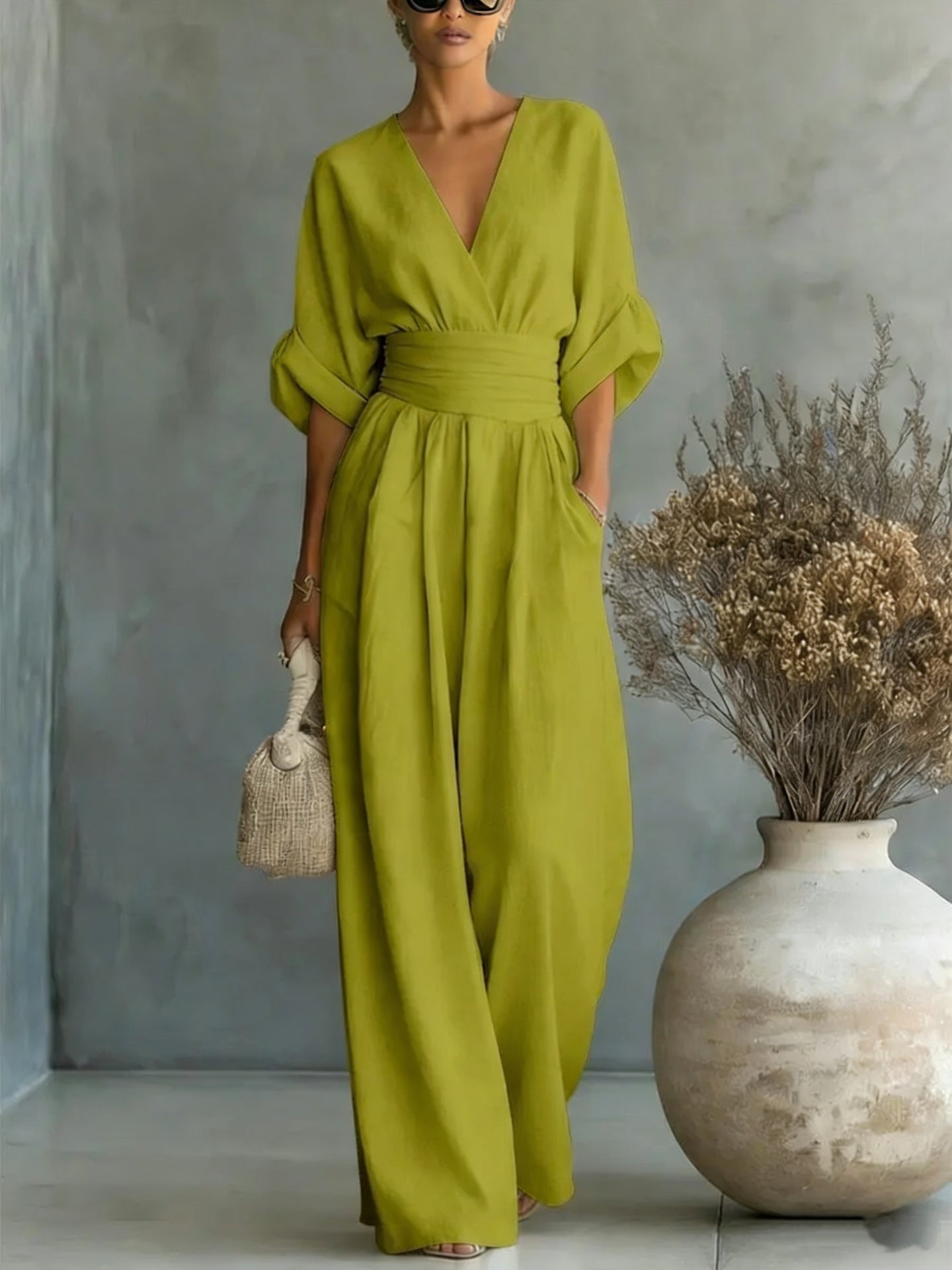 Elegante mono de mujer con cuello en V y cintura