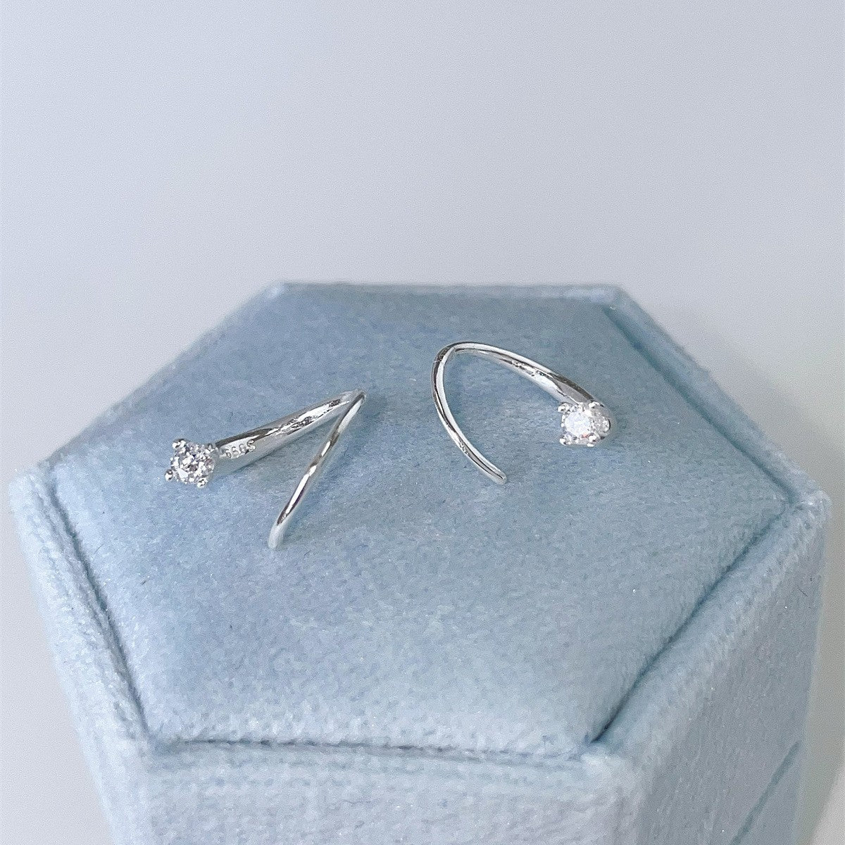 Pendientes geométricos de plata de ley de circón