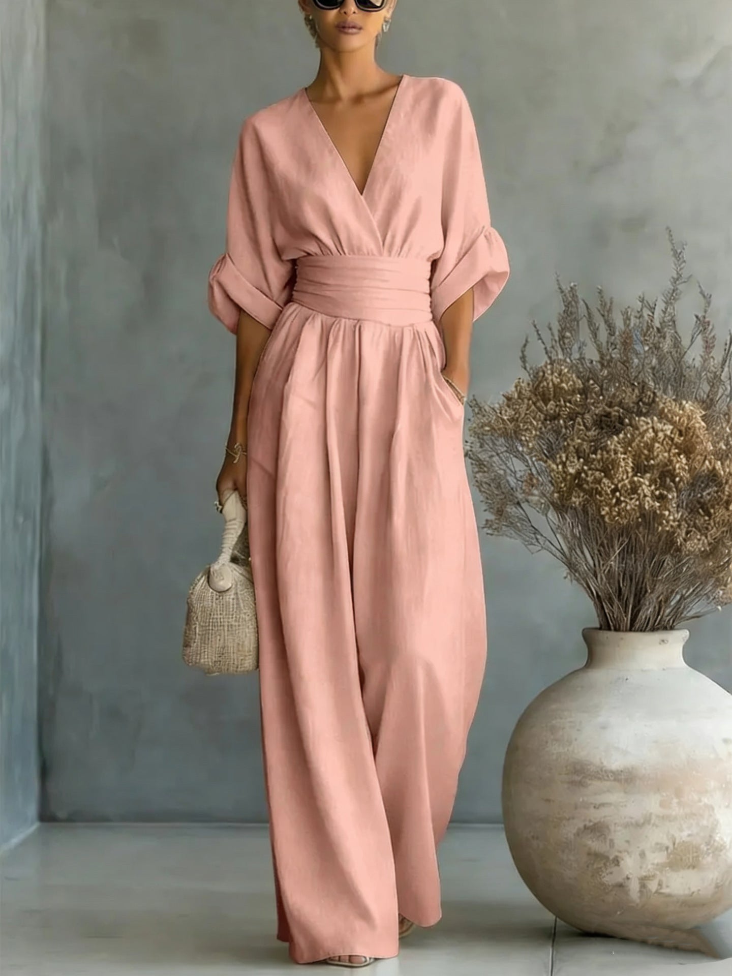 Elegante mono de mujer con cuello en V y cintura