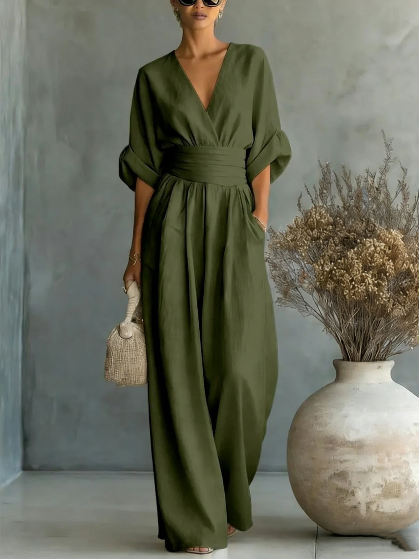 Elegante mono de mujer con cuello en V y cintura