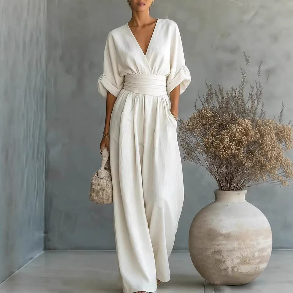 Elegante mono de mujer con cuello en V y cintura