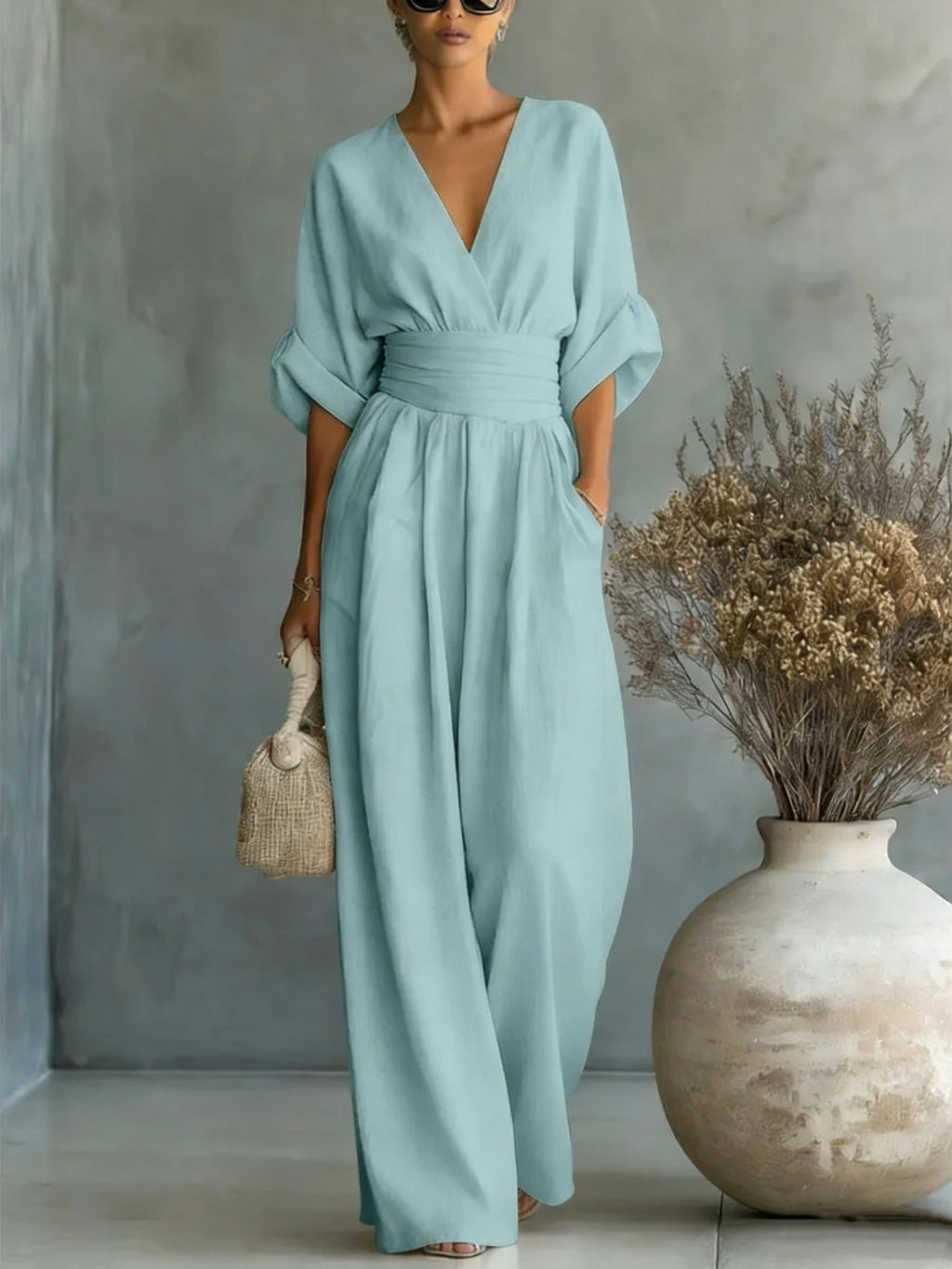 Elegante mono de mujer con cuello en V y cintura