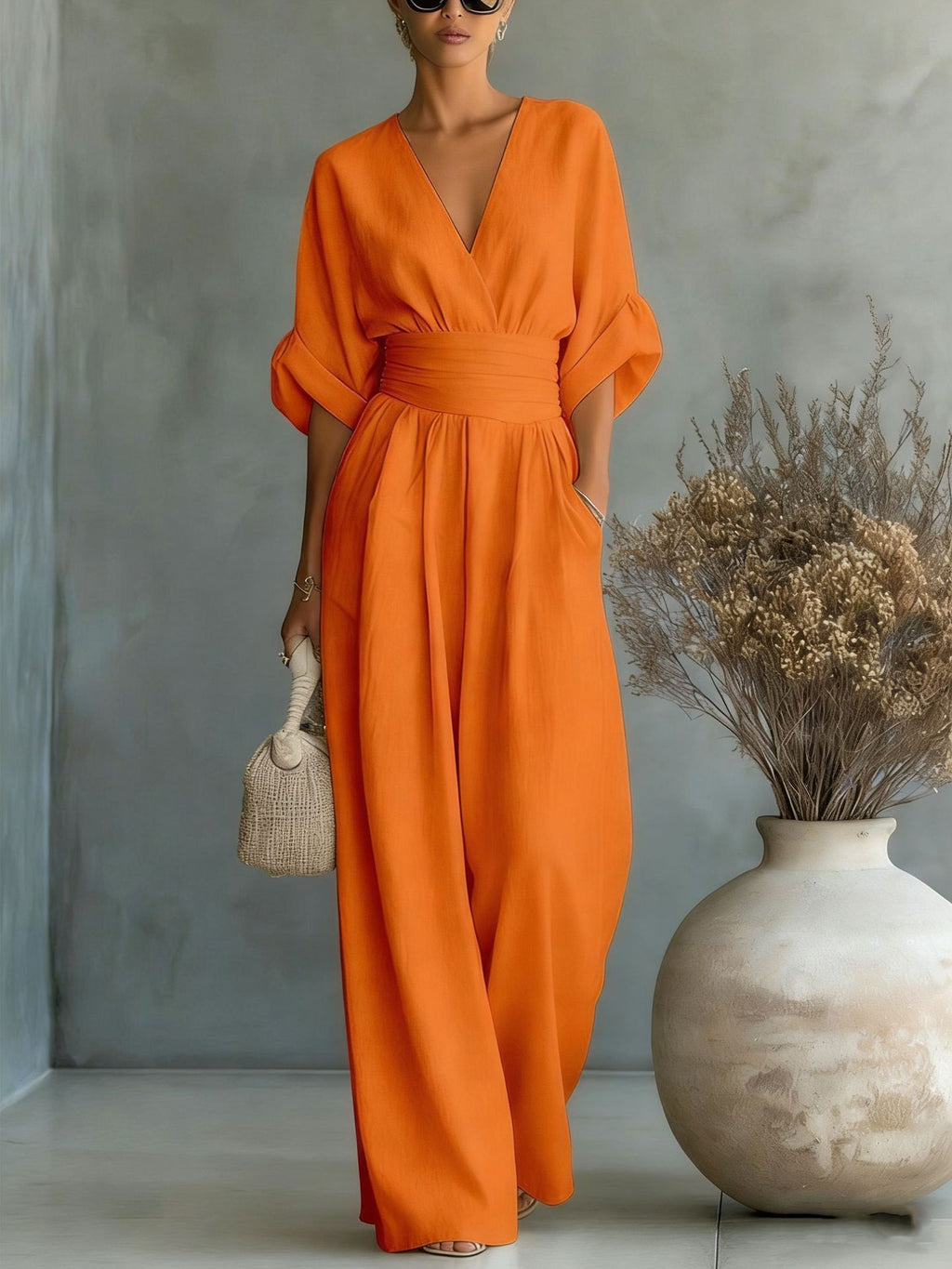 Elegante mono de mujer con cuello en V y cintura