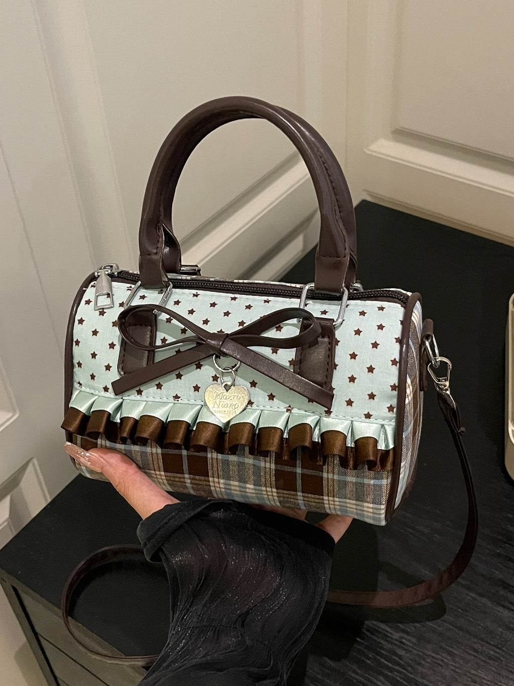 Bolso con detalle de lazo