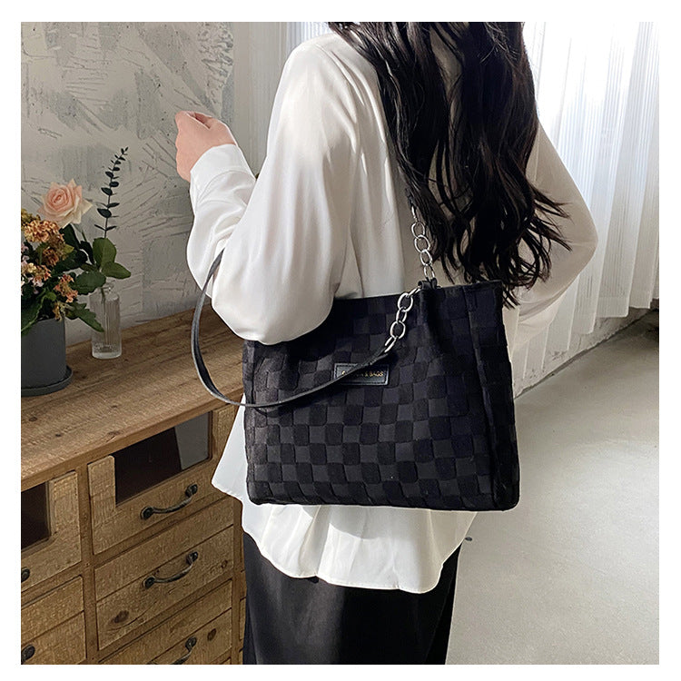Large-capacity women?s shoulder bag