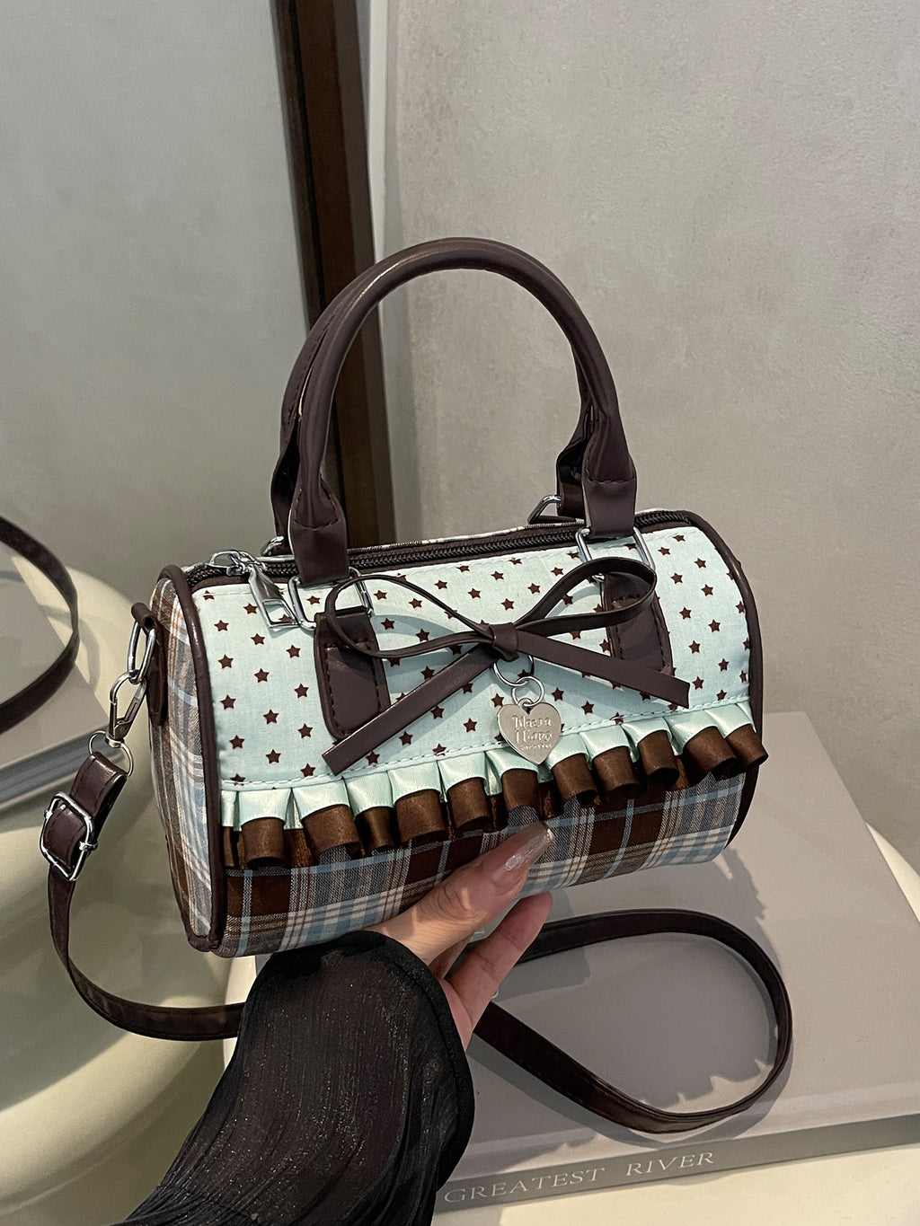 Bolso con detalle de lazo