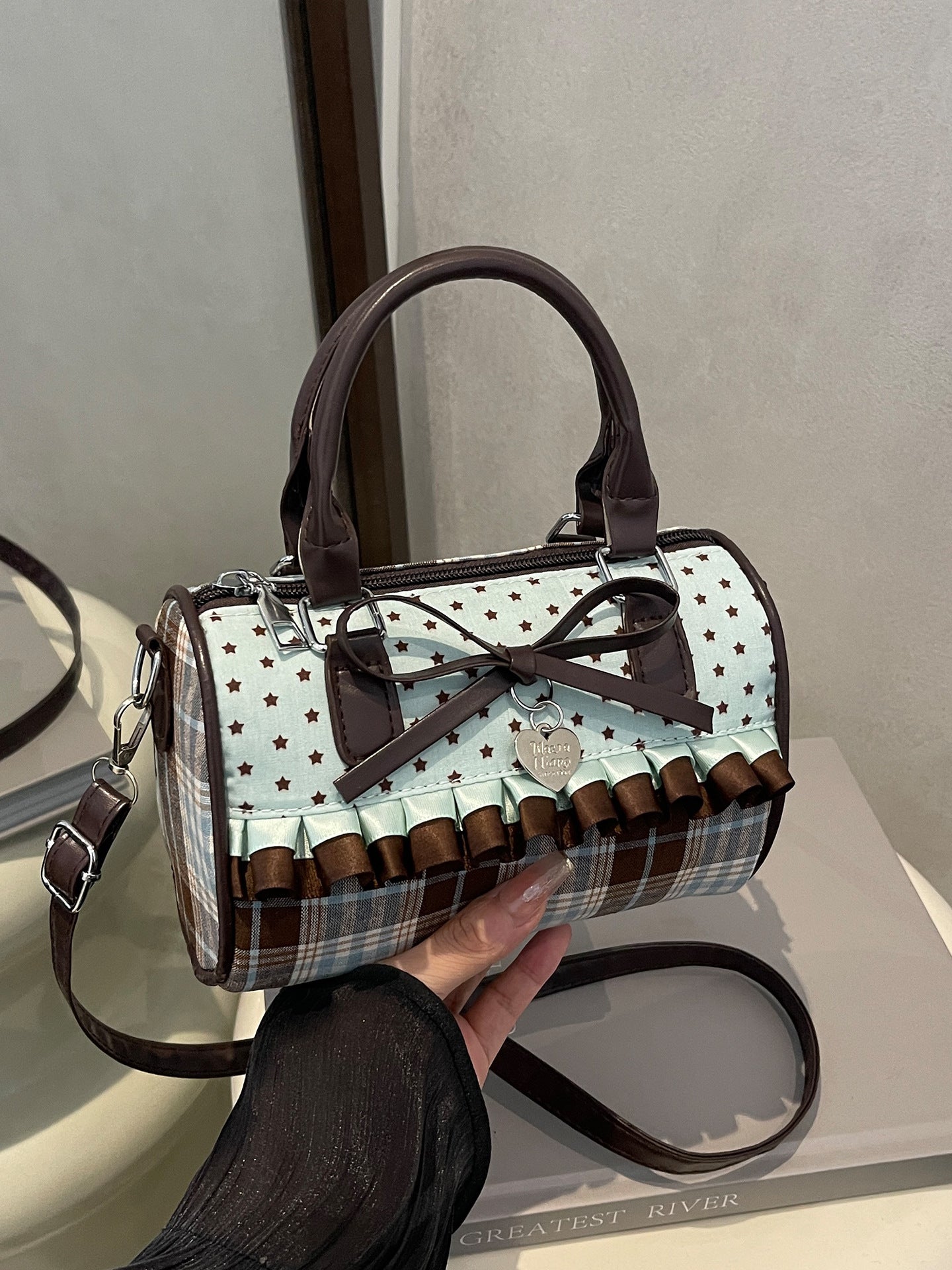 Bolso con detalle de lazo