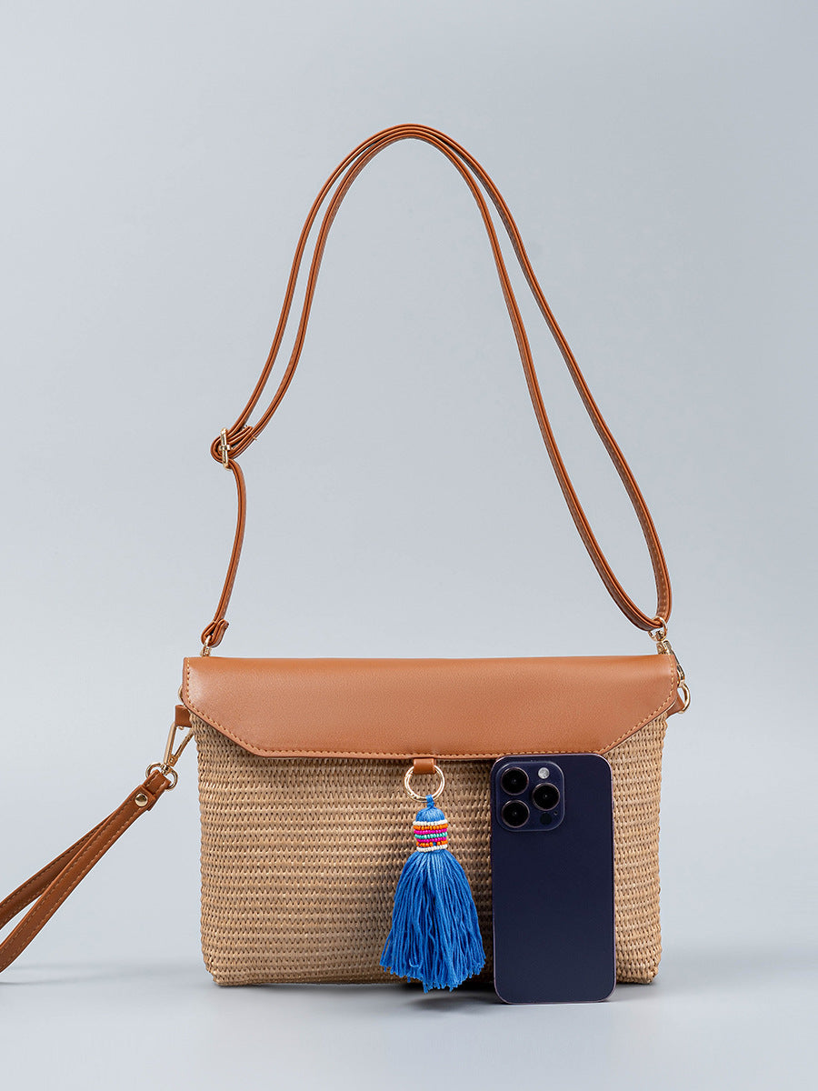 Bolso de hombro de paja tejido con borla