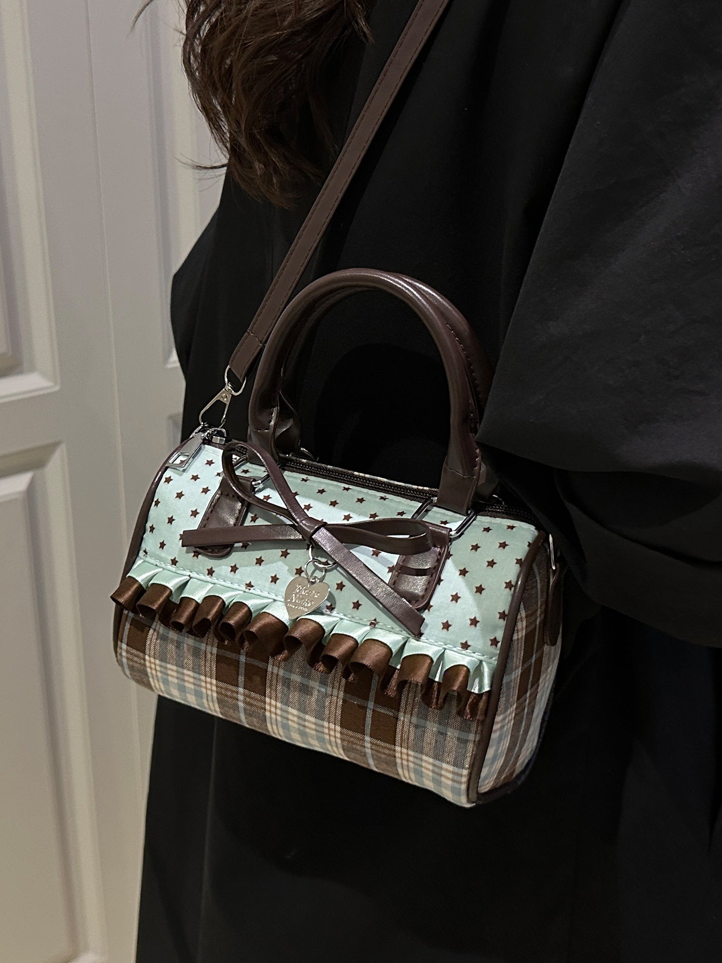Bolso con detalle de lazo