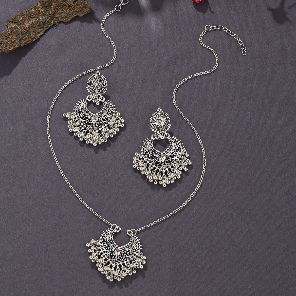 Conjunto de pendientes y collar retro bohemios con campanas